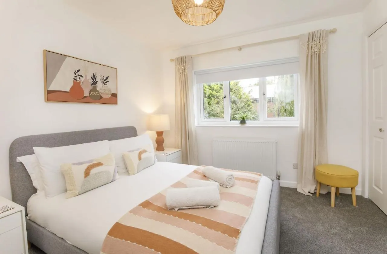 The Willows With Free Parking For 2 Cars York Holiday home