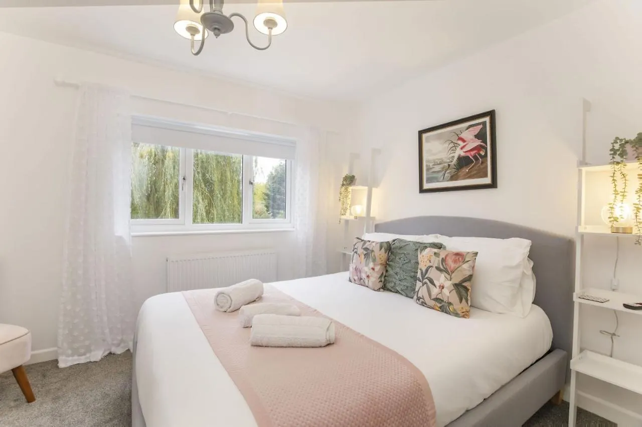 The Willows With Free Parking For 2 Cars York Holiday home